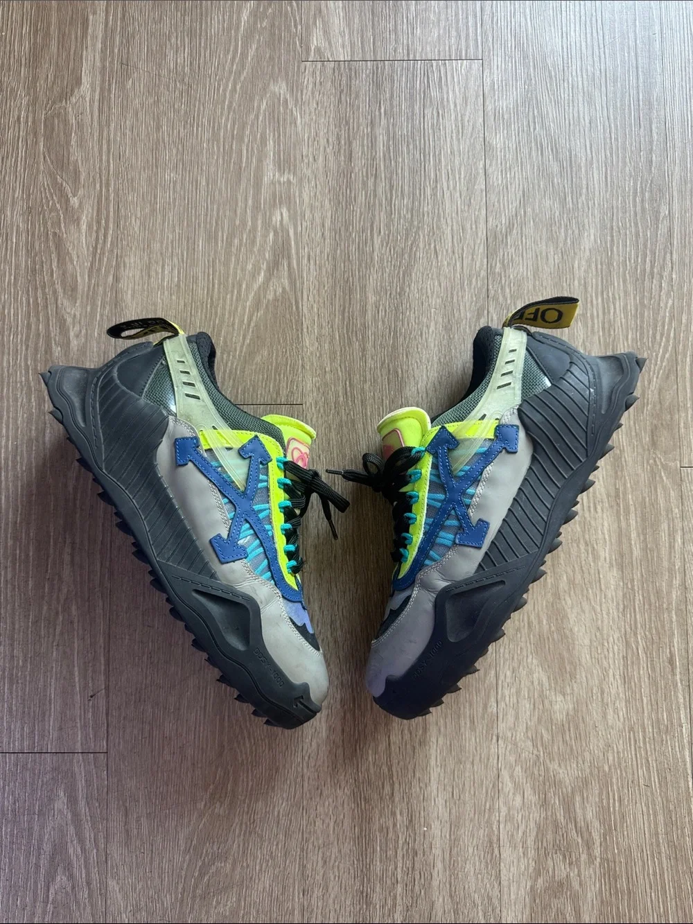 Off-White Sneaker in Black, Gray and Neon Yellow